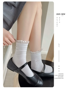 Détails de chaussettes blanches en coton avec dentelle et volants style ballerine