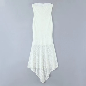 Robe en dentelle blanche sans bretelles élégante avec un ourlet asymétrique