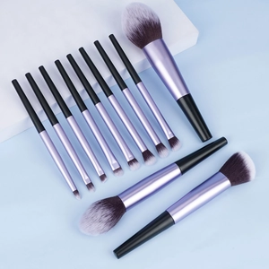 Set de 12 pinceaux de maquillage professionnels avec poils lavande et manche noir mat