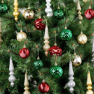 Assortiment de boules de Noël aux finitions mates et pailletées sur une branche de sapin