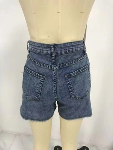 Rückansicht der High-Waist Denim Shorts mit Fransensaum und Vintage-Waschung in Blau-Grau