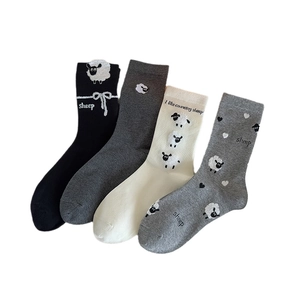 Lot de quatre paires de chaussettes en coton avec motifs mouton mignons en gris et blanc