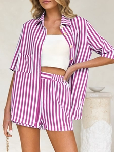 Détail d'une chemise rayée fuchsia à manches courtes avec une poche poitrine