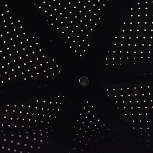 Nahaufnahme von atmungsaktivem Mesh-Gewebe und verstärkten Nähten in der schwarzen Kappe