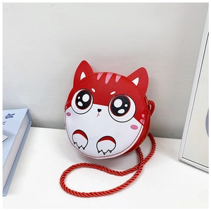 Détail du porte-monnaie chat rouge avec texture souple et bandoulière rouge tressée