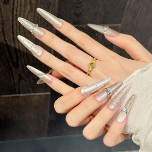 Funkelnde nude-braune Press-on-Nägel mit Champagner-Glitzer und Strasssteinen in Stiletto-Form