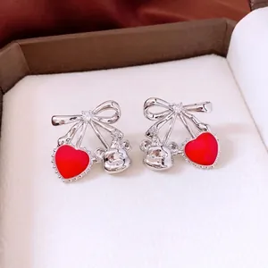 Boucles d'oreilles nœud argenté avec pendentif cœur rouge et breloque petit ours
