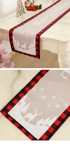 Vue détaillée du chemin de table de Noël avec motif renne et bordure en carreaux rouges
