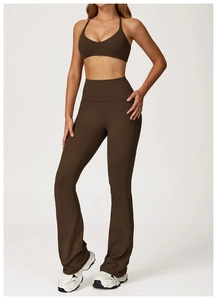 Detalle de pantalones de yoga marrón oscuro de cintura alta y sujetador deportivo mate