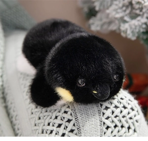 Gros plan d'une peluche manchot réaliste montrant la fourrure douce et les détails des yeux