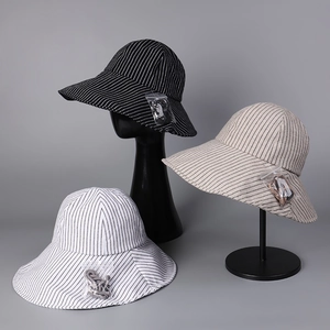 Dettaglio della trama del cappello parasole in lino con cordino antivento rimovibile