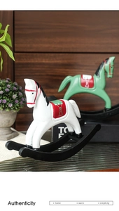 Vue détaillée des statues de chevaux à bascule vintage avec selles rouges peintes