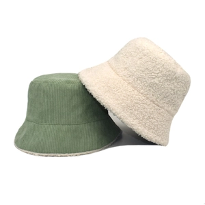Détail de chapeaux cloches en velours côtelé vert et polaire beige pour femme