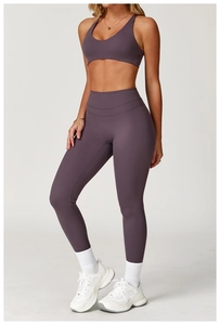 Dettaglio del set yoga malva con leggings spazzolati a vita alta e reggiseno