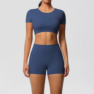 Details zum nahtlosen Yoga-Set mit marineblauem Crop-Top und Sportshorts mit hohem Bund