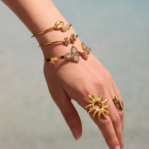 18k gold plated clover spring bracelet and rings set with 5A zircons on a model