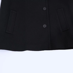 Cappotto corto nero da donna in misto lana con chiusura a due bottoni e tasche laterali