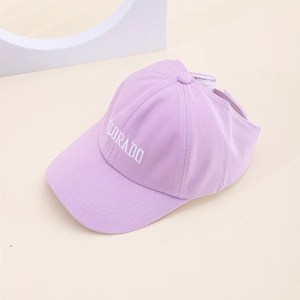 Détail de la visière en coton lavande avec broderie Colorado blanche sur fond moderne