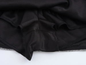 Vue intérieure détaillée de la doublure de la jupe à paillettes noire et des coutures