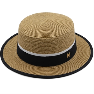 Cappello di paglia a cima piatta con nastro decorativo lettera M e tesa larga da mare