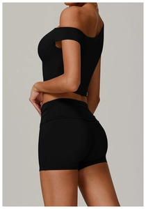 Vue latérale de l'ensemble de yoga noir avec haut à épaule dénudée et short gainant