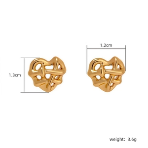 Minimalist gold plated woven heart stud earrings with size and weight measurement details