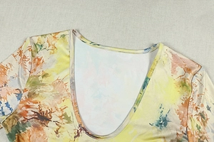 Détail du décolleté en U et des coutures fines sur une robe moulante vintage