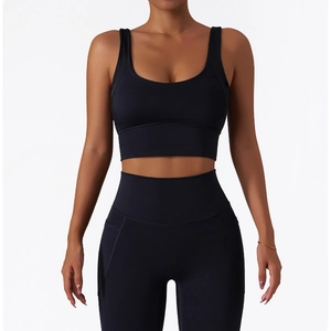 Détail du legging de yoga noir taille haute avec poches latérales et brassière