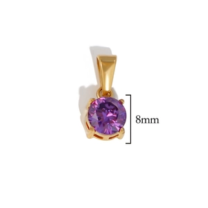 Detail van een 8mm paarse zirkoon hanger met gouden afwerking en klassieke vier-klauw zetting