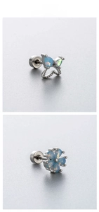 Detailansicht der silbernen Schmetterling Ohrstecker mit blauen Opal Edelsteinen
