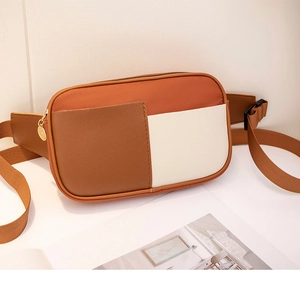Détail du sac bandoulière en nylon coloré avec fermeture éclair dorée et sangle