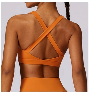 Dettaglio delle spalline incrociate sulla schiena del reggiseno sportivo arancione