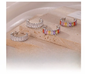 Vue détaillée de boucles d'oreilles en C en acier titane avec zircone cubique taillée