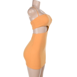 Detail des orangefarbenen Bodycon-Kleids mit seitlichem Cut-out und dünnen Trägern