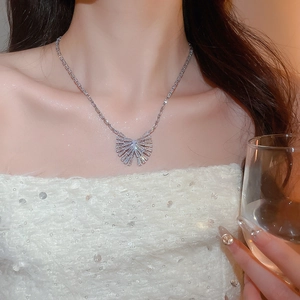 Vue rapprochée d'un collier pendentif papillon en zircon argenté sur un modèle