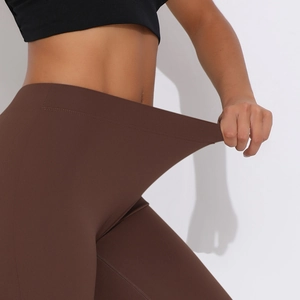 Detailaufnahme der elastischen V-Taille-Yogahose zeigt die hohe Dehnbarkeit des Stoffes