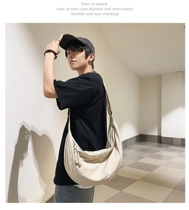 Mannequin homme portant un grand sac bandoulière en nylon blanc cassé style minimaliste