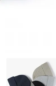 Nahaufnahme der dicken Rippstrick-Textur und des hochwertigen warmen Beanie-Stoffs