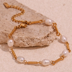 18K gold plated stainless steel bracelet with natural freshwater pearls and textured links