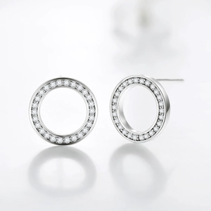 Elegante Creolen aus S925 Sterlingsilber mit Zirkonia-Mikroeinlage auf weißem Grund