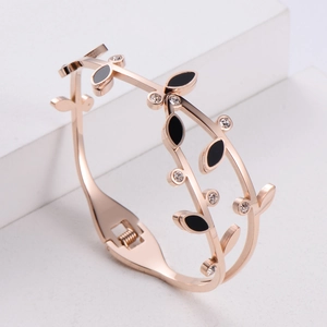 Bracelet feuille en or rose avec émail noir et strass sur un support en pierre