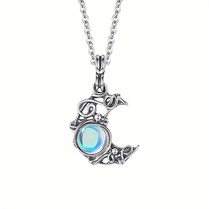 Collar diosa de la luna con grabado de vid plateada y colgante de piedra lunar brillante