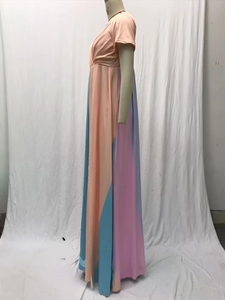 Détail de robe longue à col en V avec empiècements en résille rose, bleue et violette