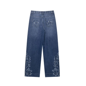 Jean large bleu foncé pour femme avec découpes en étoile, effet flamme et rivets argentés