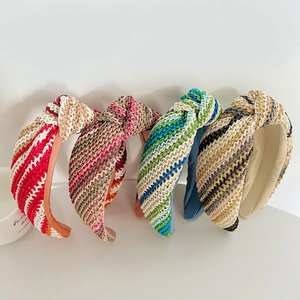 Détails des serre-têtes en paille tressée avec texture nouée et motifs colorés