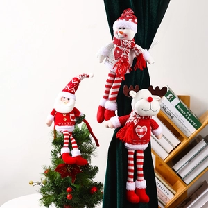 Embrasses de rideaux tricotées avec figurines de Père Noël, bonhomme de neige et renne