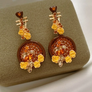 Macro di orecchini a forma di liuto vintage con fiori in smalto giallo e cristalli