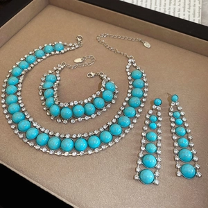 Détail d'un ensemble de bijoux bohèmes en argent avec des pierres turquoise en boîte