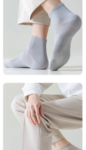 Dettaglio di calze in cotone grigio traspirante con trama di qualità e polsini a coste