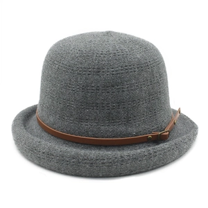 Chapeau cloche élégant en laine grise vintage avec ceinture en cuir marron pour l'automne